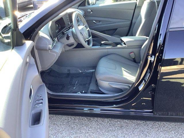 New 2026 Abyss Black Hyundai SE image 9
