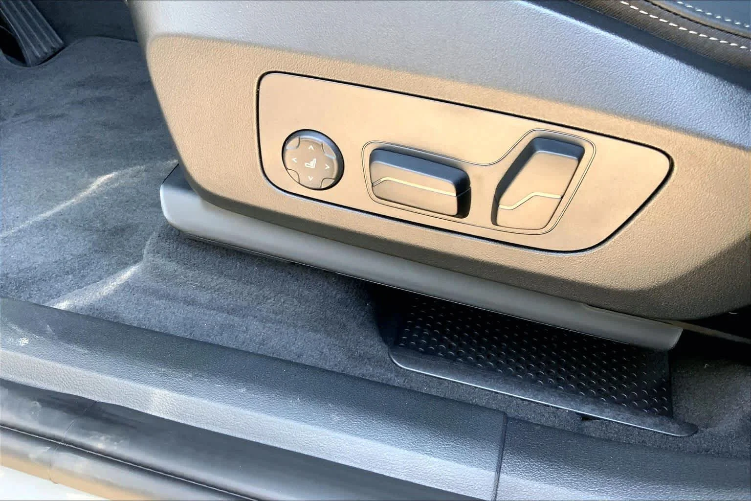 New 2026 Space Silver Metallic BMW xDrive28i image 16