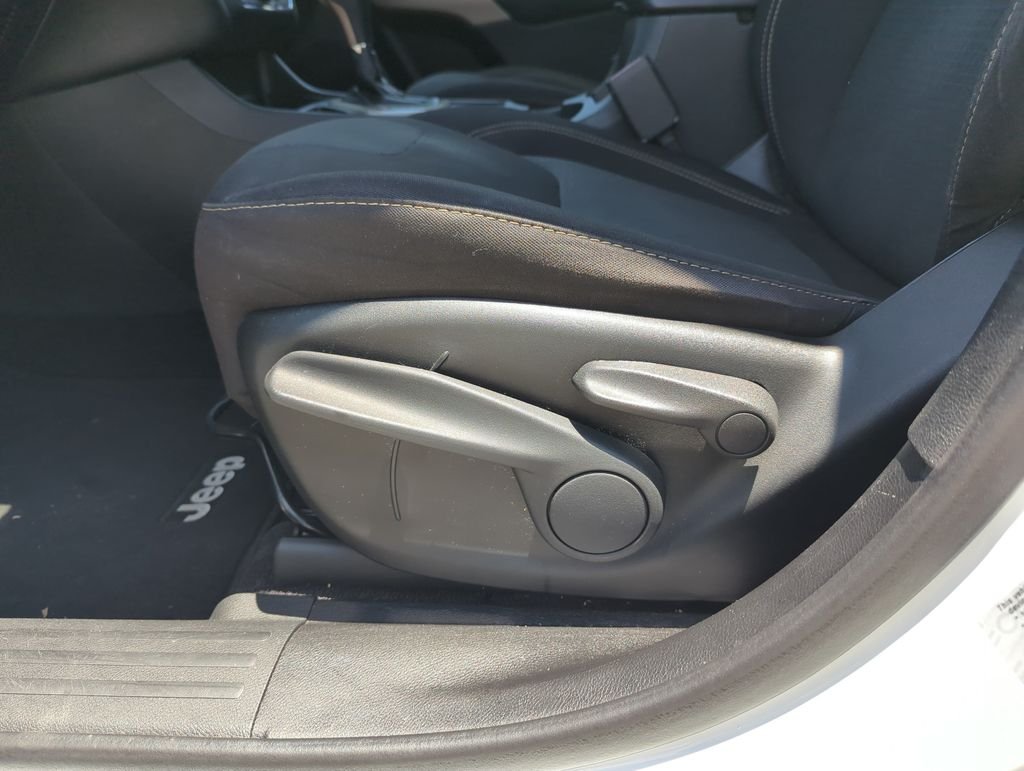 Used 2017 White Jeep Latitude image 13
