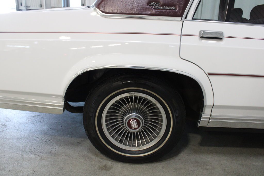 Used 1987 White Ford LX image 22