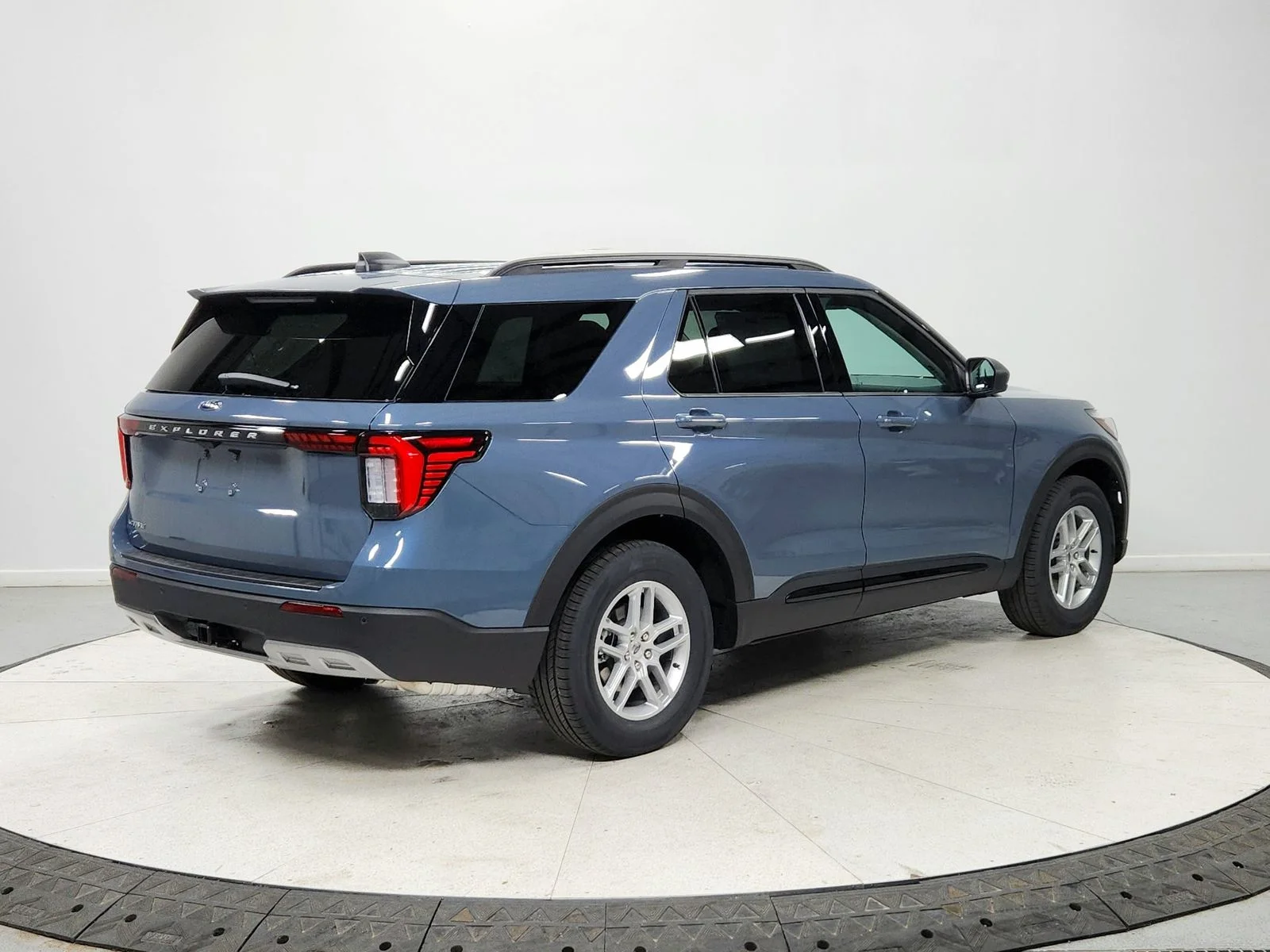 Used 2026 Vapor Blue Metallic Ford Active image 7