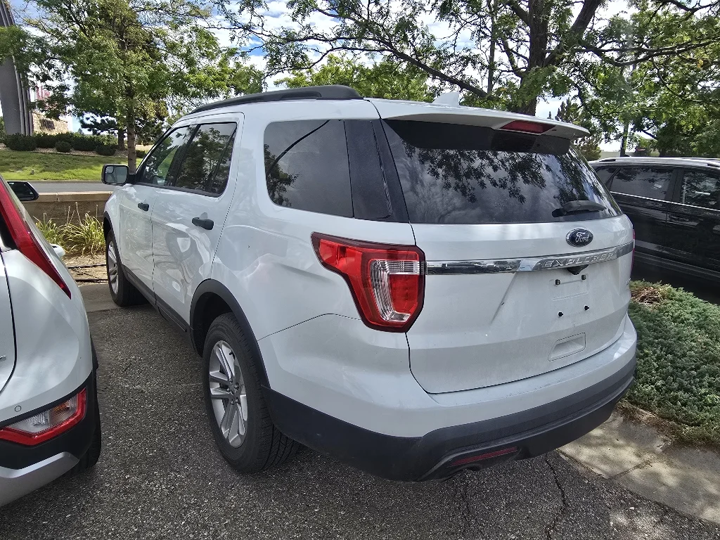 Used 2017 Oxford White Ford Base image 3