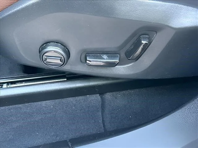 Used 2023  Volvo Plus Bright Theme image 17