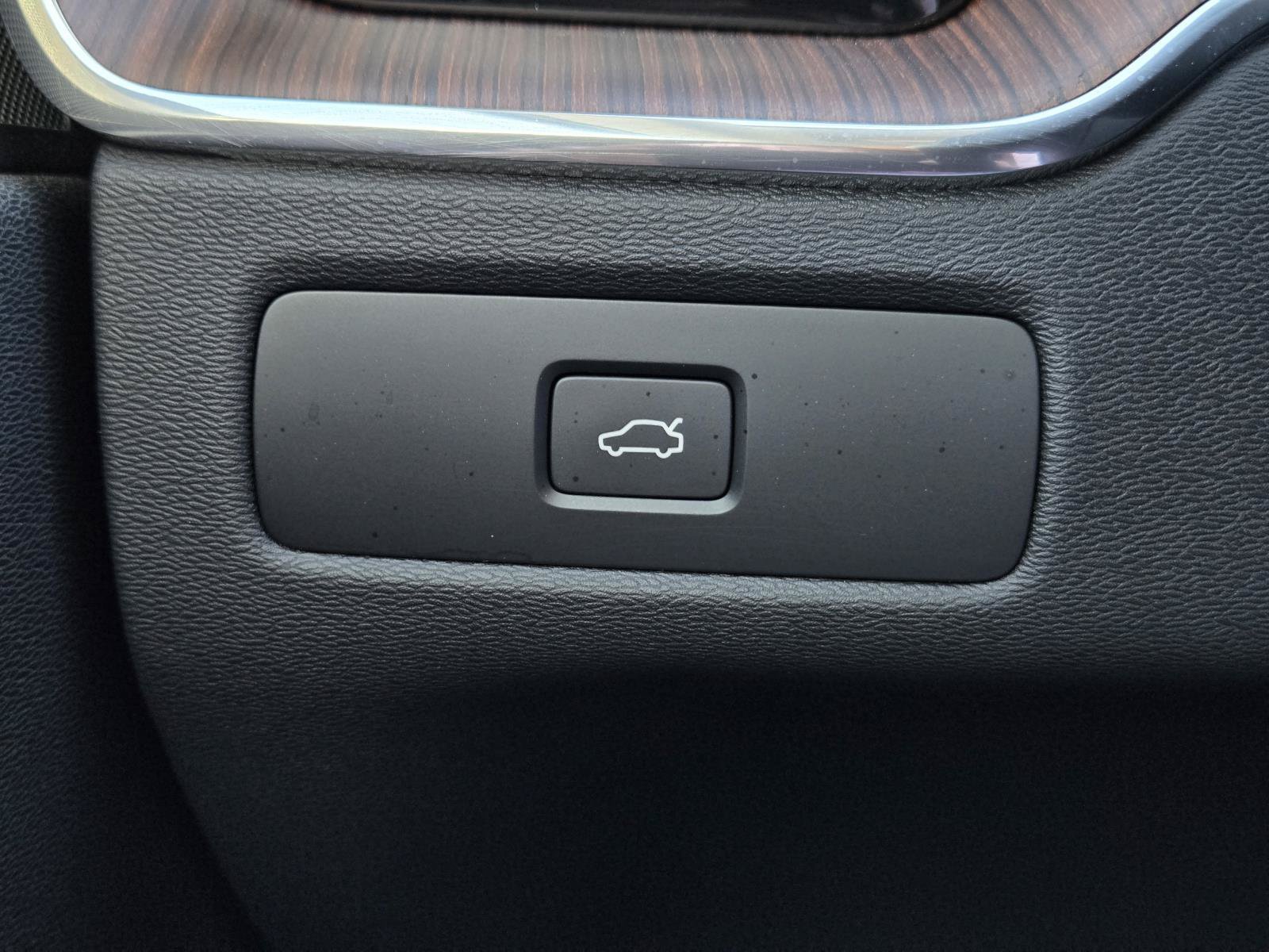 Used 2024 Crystal White Metallic Volvo Plus Dark Theme image 17