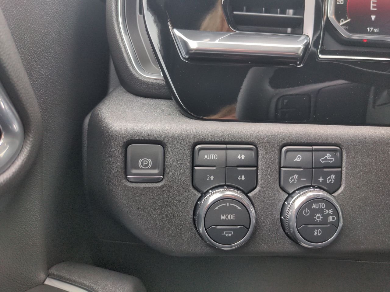 2025 GMC Sierra 3500HD SLT - Photo 18