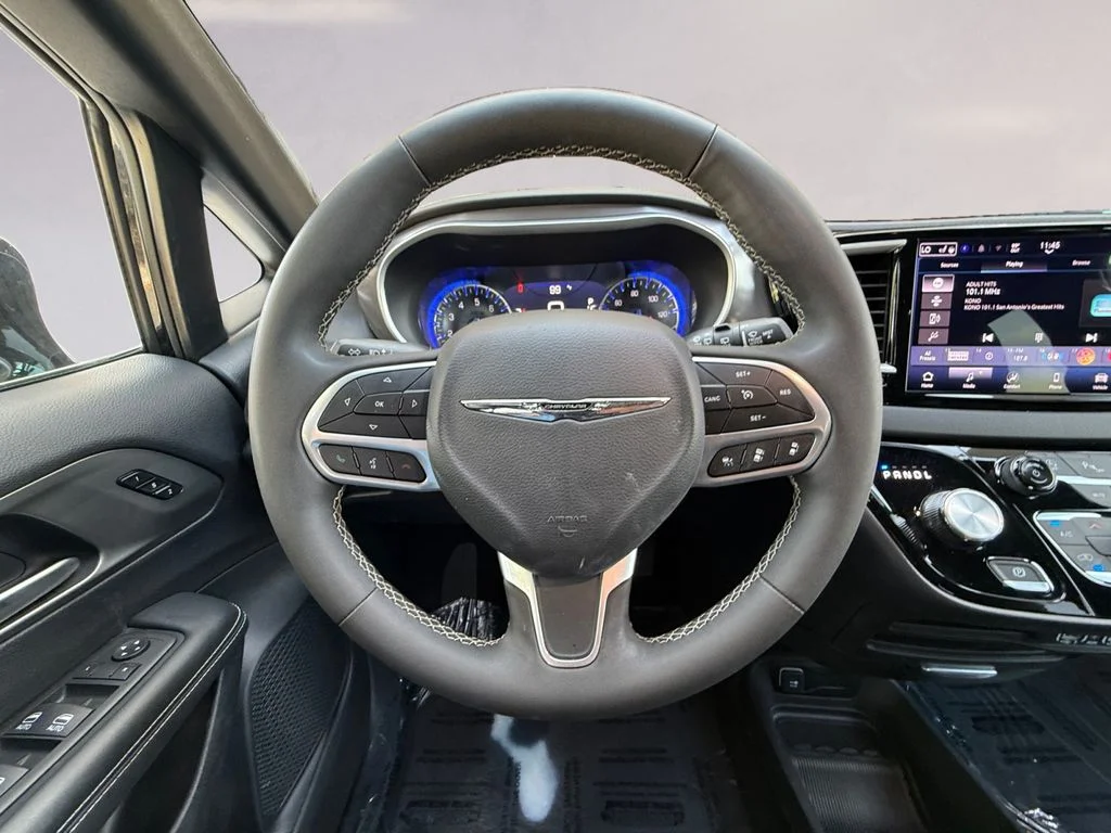 Used 2025 Black Chrysler Select image 13