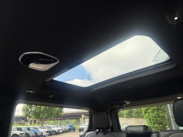 New 2026 Bright White Clear-Coat Exterior Paint Jeep  image 28