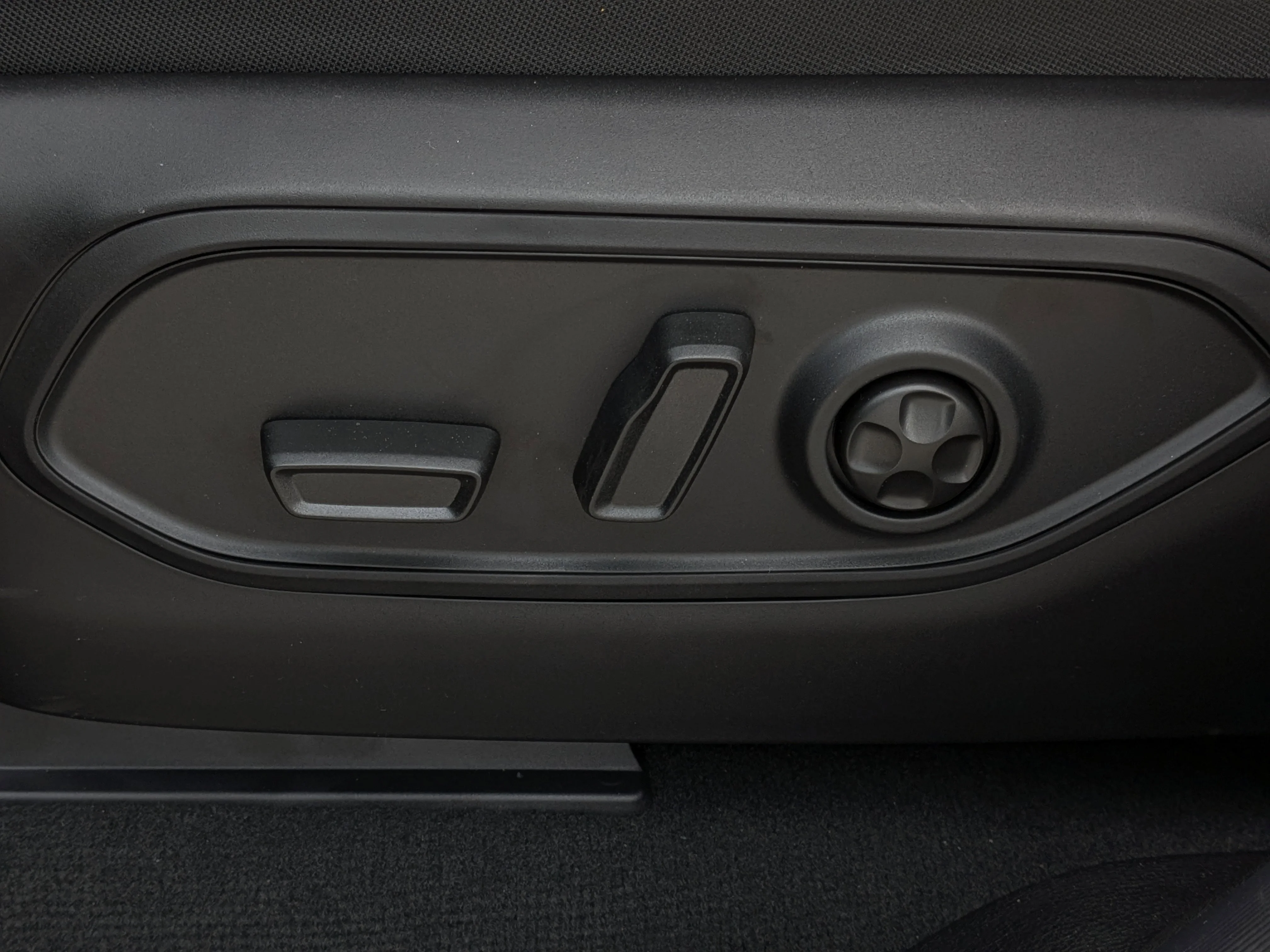 New 2025 Black Jeep Limited - - Luxury Tech II - Black App Pkge - Panoramic Sunroof & Tons More! image 15