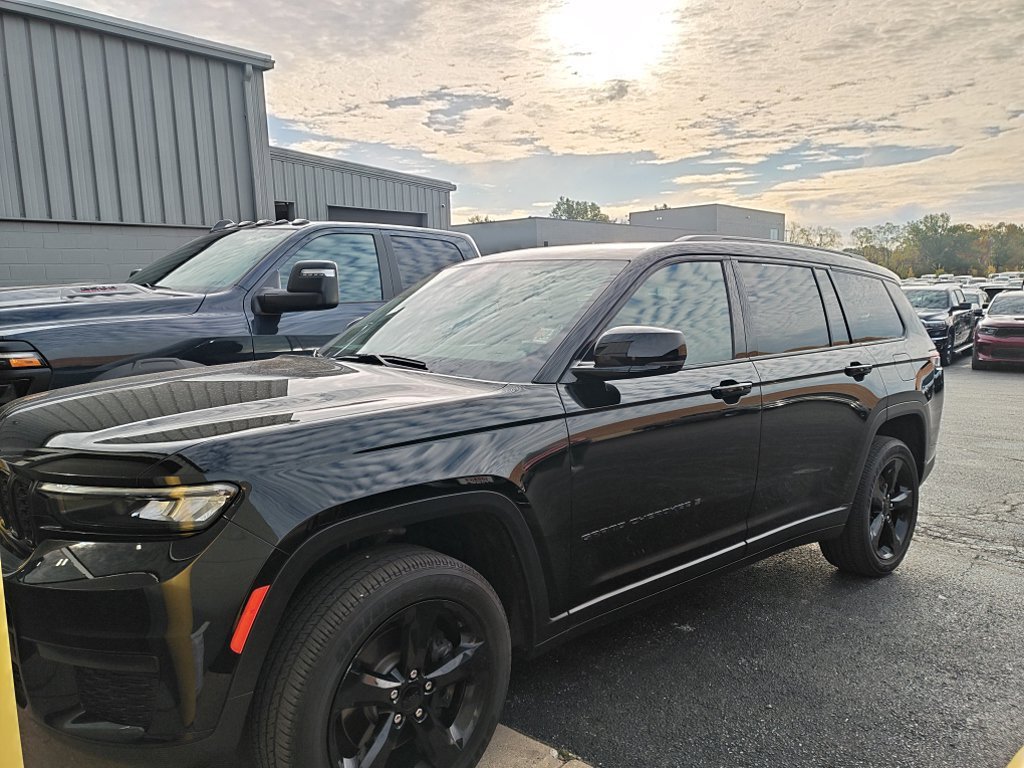 Used 2025 Black Jeep Altitude X image 1
