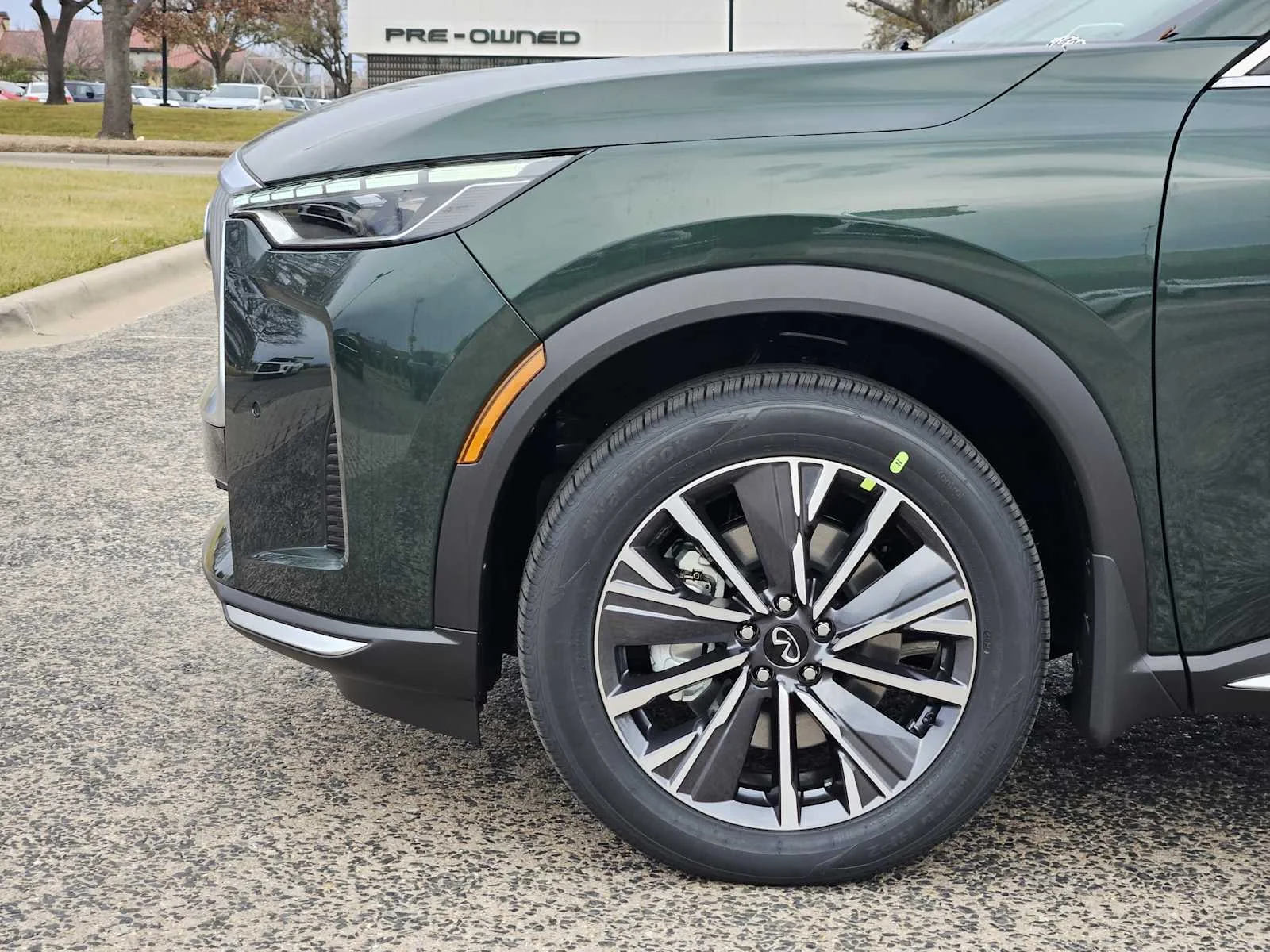 New 2026 DEEP EMERALD INFINITI Luxe FWD image 5