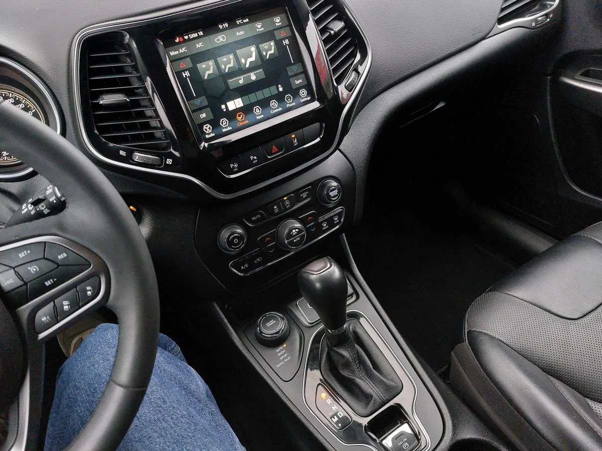 Used 2022 Grey Jeep Limited 4x4 image 19