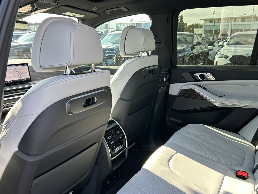 New 2026 Tanzanite Blue II Metallic BMW xDrive50e image 31