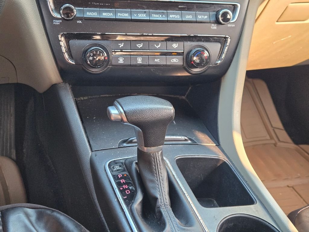 Used 2018 White Kia LX image 27