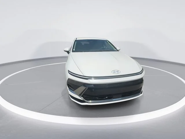 Used 2024 White Hyundai SEL image 3