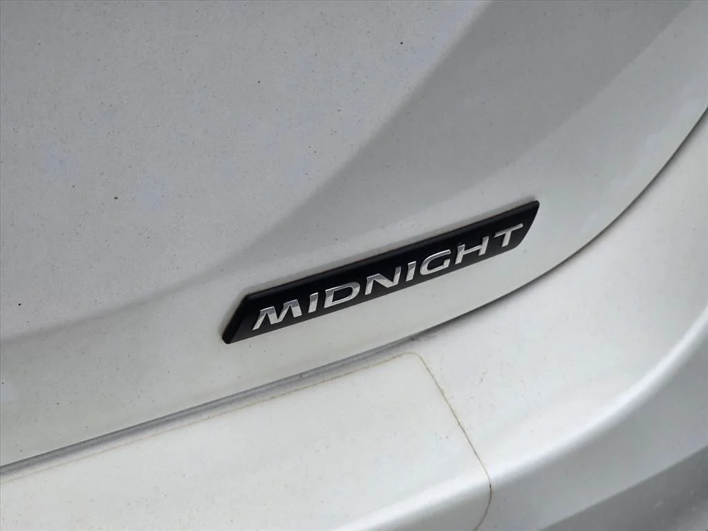 Used 2022 White Nissan SR image 16