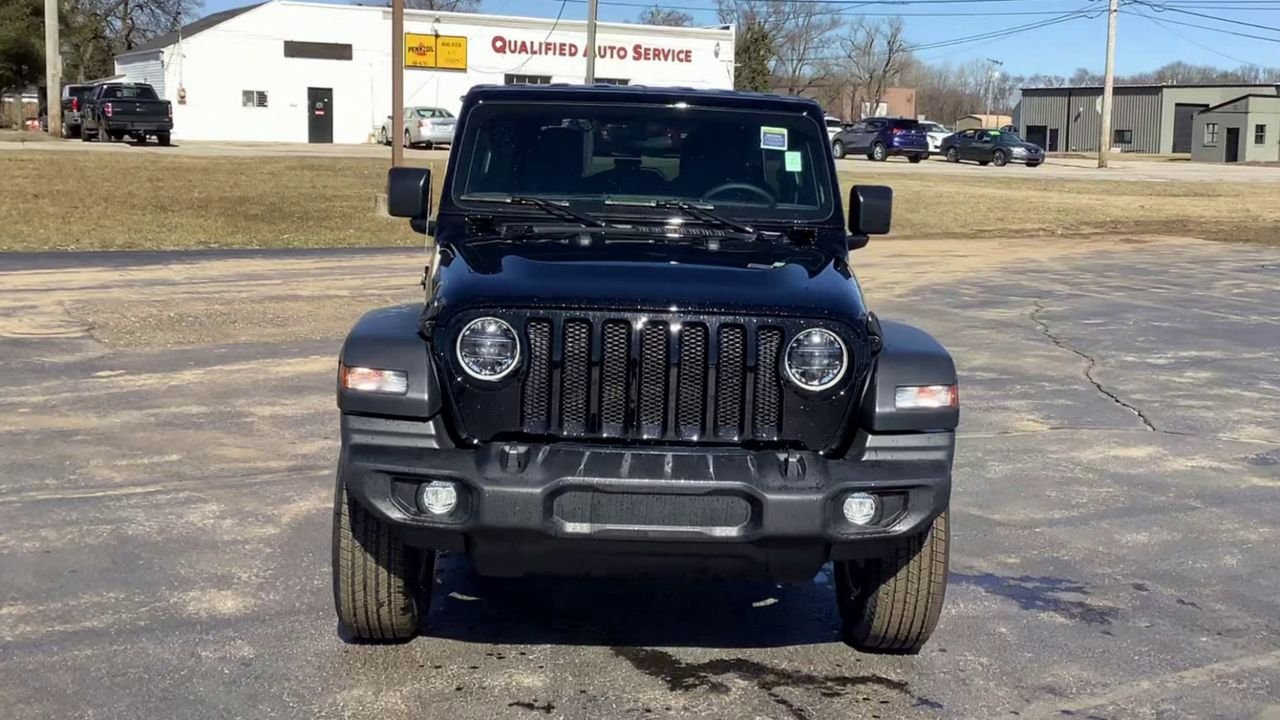 Used 2023 Black Jeep Sport S image 3