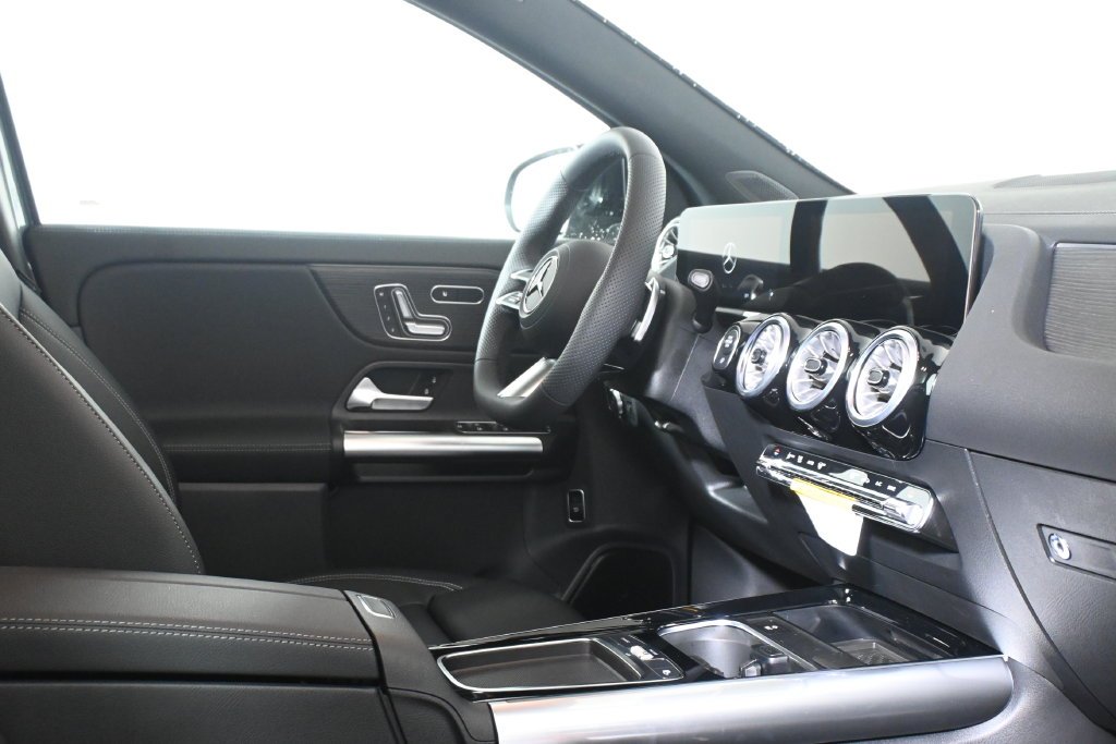 Used 2026 Mountain Grey Metallic Mercedes-Benz GLA 250 image 31