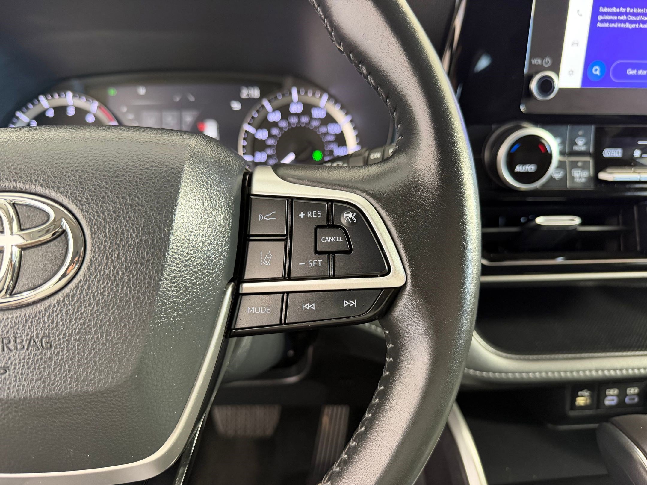 2024 Toyota Highlander LE - Photo 23