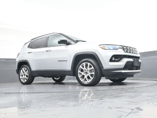 Used 2025 Silver Jeep Limited image 31