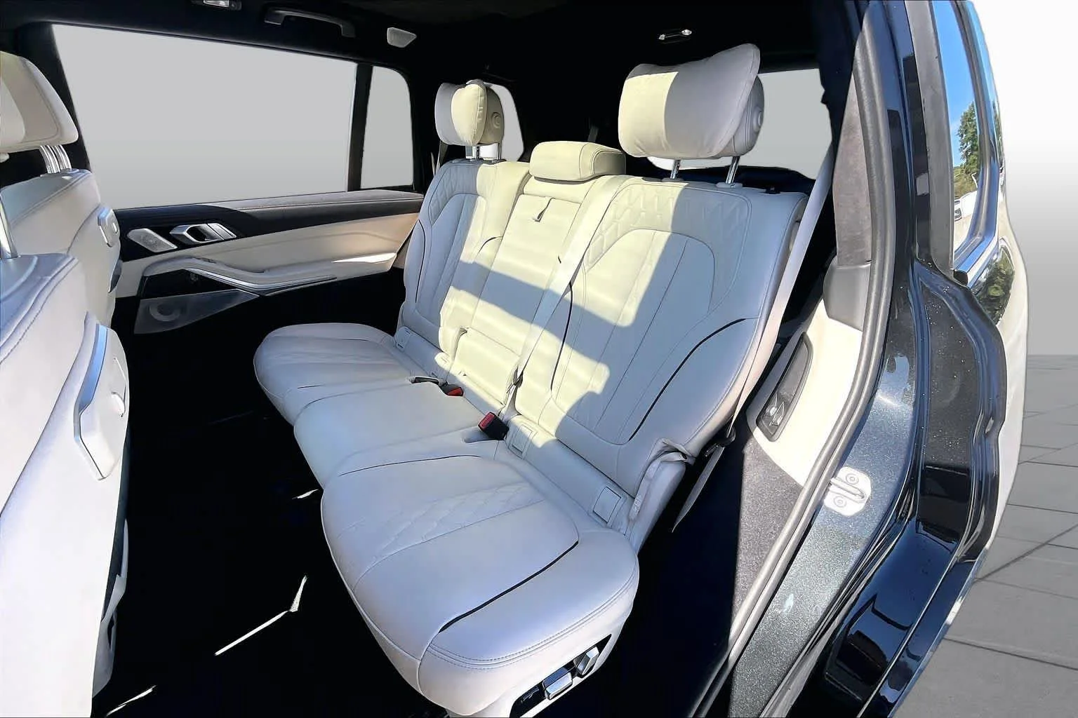 Used 2024 Black Sapphire Metallic BMW M60i image 21