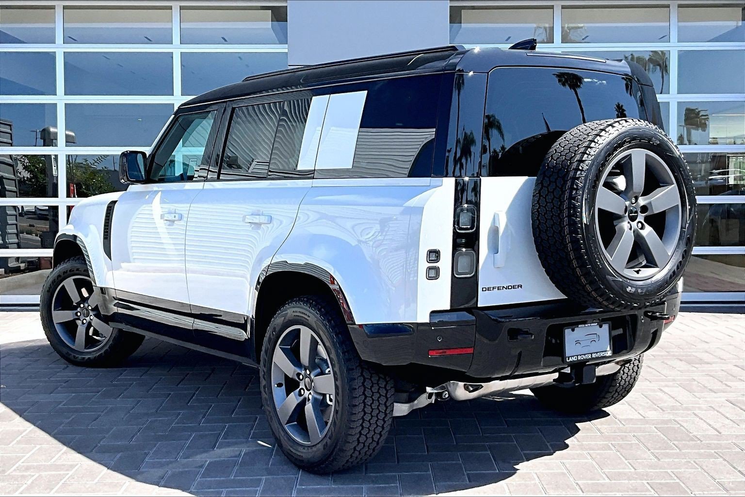 New 2026 Fuji White Land Rover X-Dynamic SE image 3