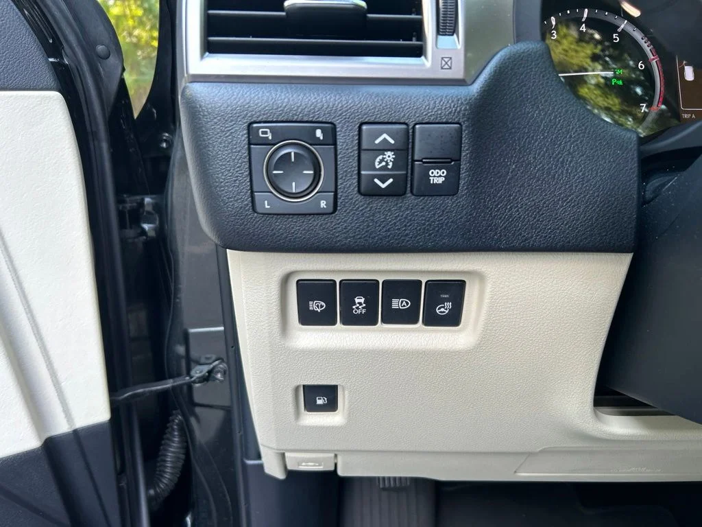 Used 2023 Black Lexus 460 image 25
