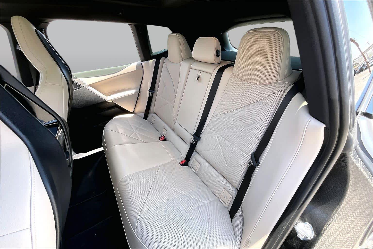 Used 2024 Alpine White BMW xDrive50 image 20