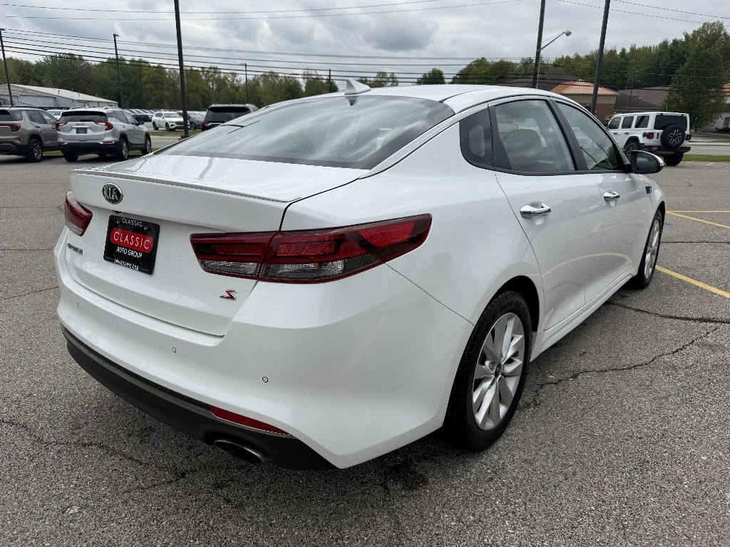 Used 2018 Snow White Pearl Kia LX image 7