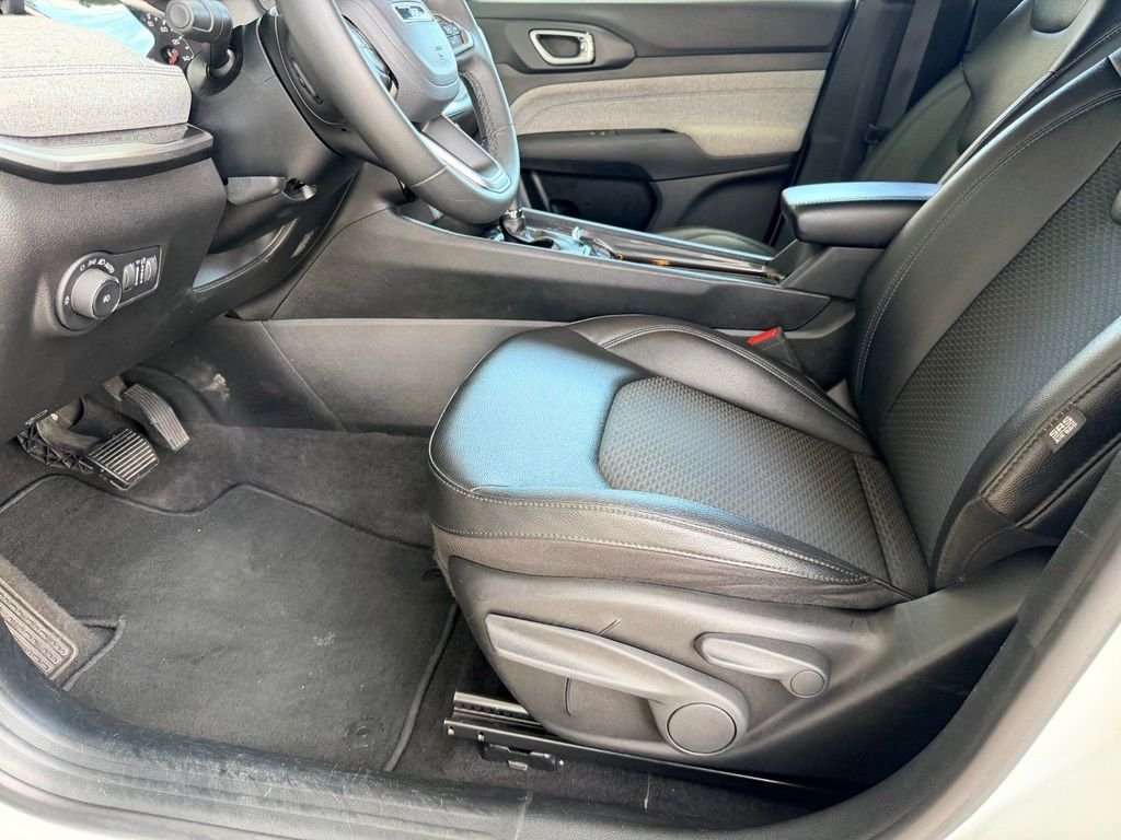 Used 2024 White Jeep Latitude image 13