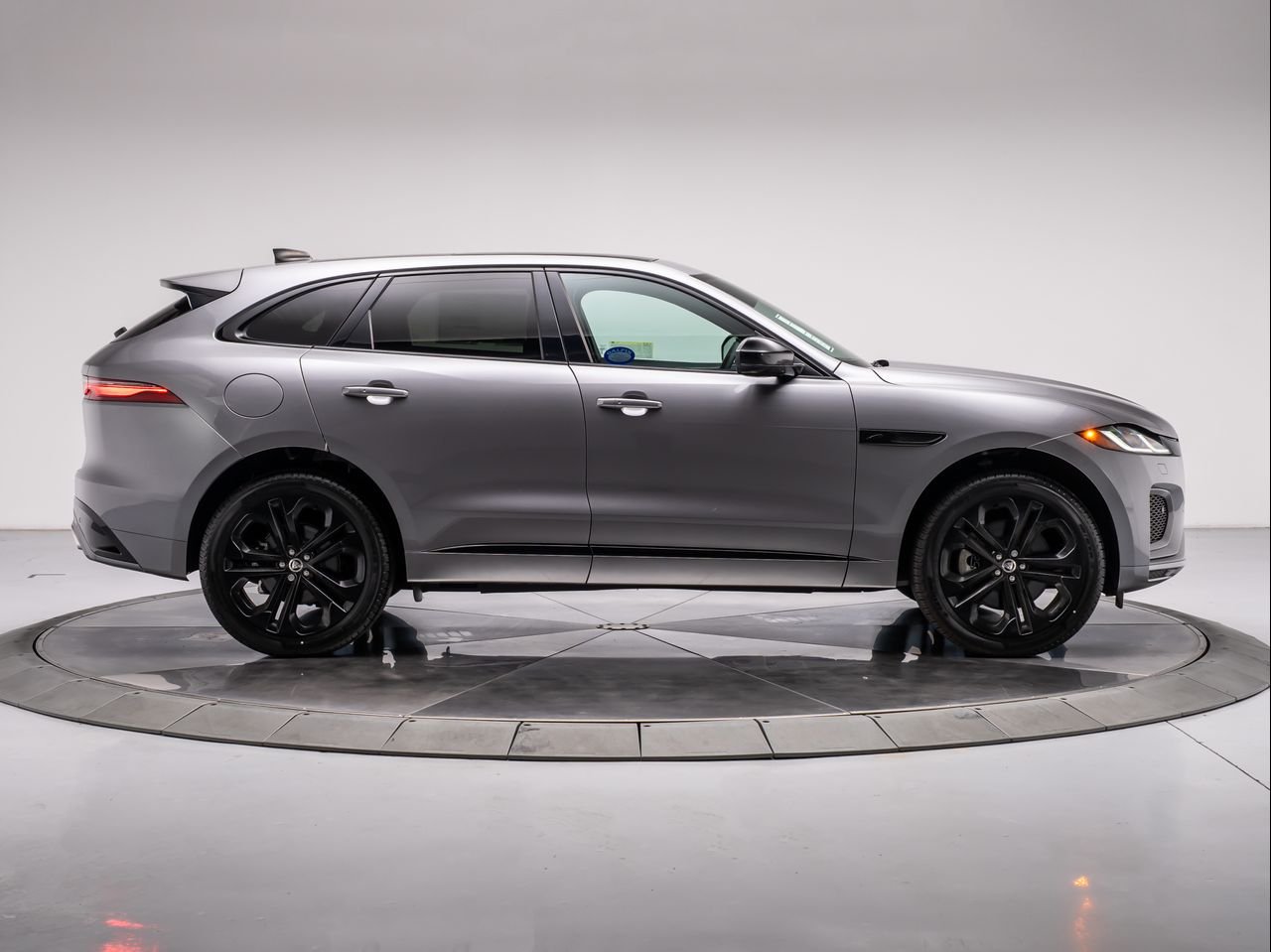 2025 Jaguar F-PACE R-Dynamic S - Photo 6