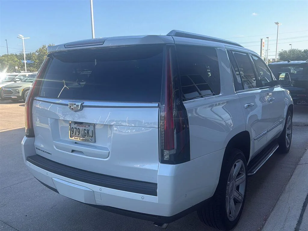 Used 2019 CRYSTAL WHITE TRICOAT Cadillac Luxury image 3