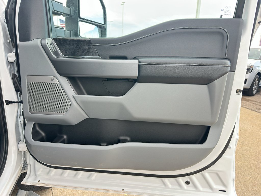 Used 2025 Oxford White Ford XLT image 30