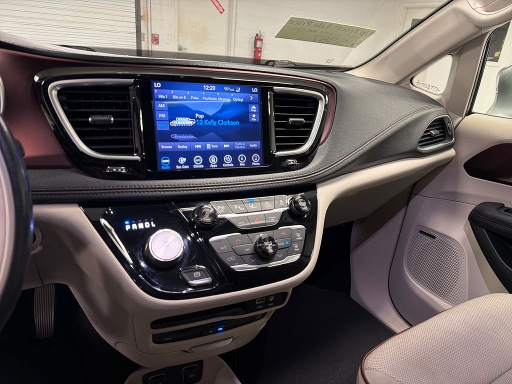 Used 2019 Silver Chrysler Limited image 39