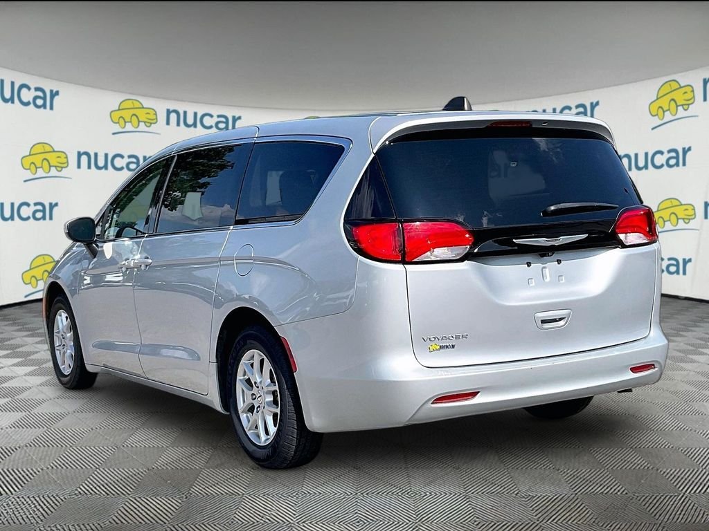 Used 2023 Silver Mist Clearcoat Chrysler LX image 4