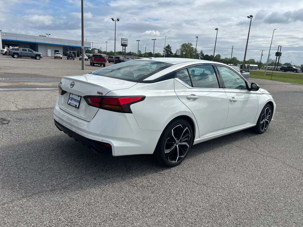 Used 2025 White Nissan 2.5 SR image 5