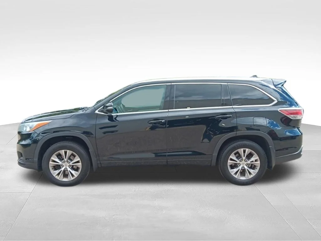 Used 2015 Attitude Black Metallic Toyota XLE V6 image 4