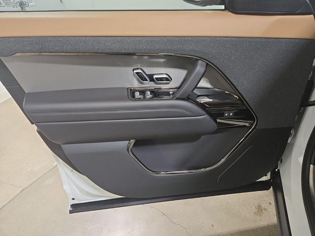 Used 2025 Fuji White Land Rover Dynamic SE image 19