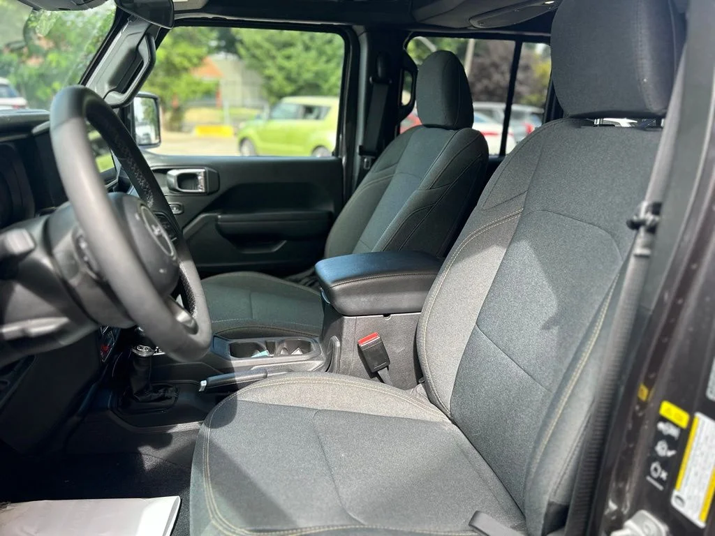Used 2018 Crystal Metallic Jeep Unlimited Rubicon image 14