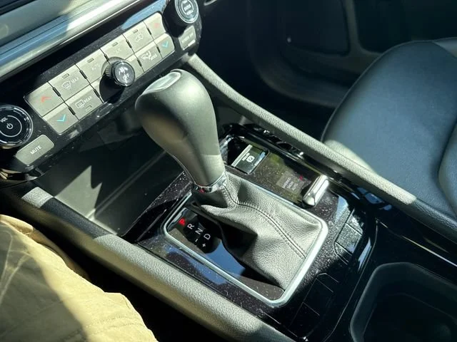 Used 2025 Hydro Blue Pearlcoat Jeep Limited image 21