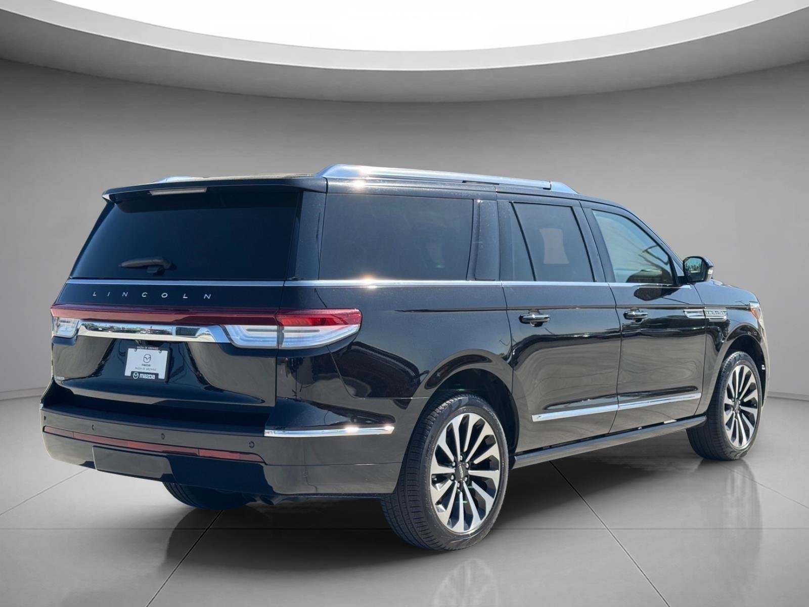Used 2023 Infinite Black Metallic Clearcoat Lincoln Reserve image 2