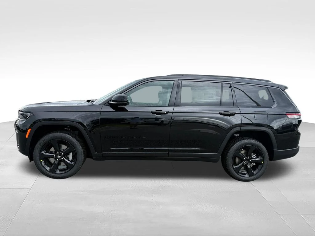 New 2026 Diamond Black Crystal Pearl-Coat Exterior Paint Jeep Limited image 2
