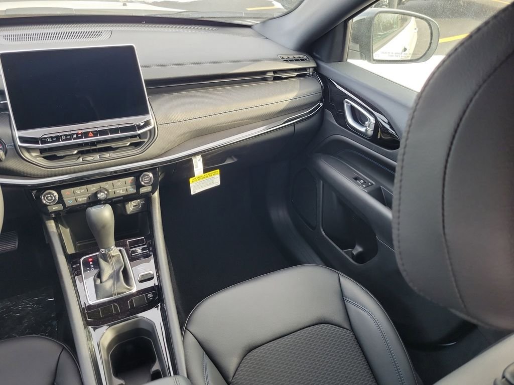 New 2026 Bright White Clearcoat Jeep Latitude image 11