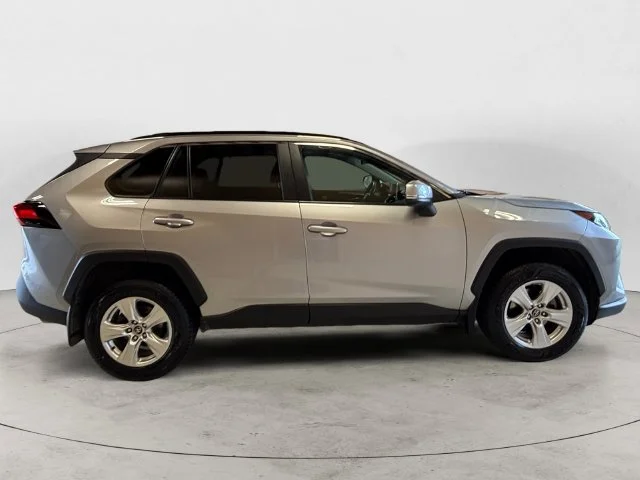 Used 2020 Silver Toyota XLE image 7