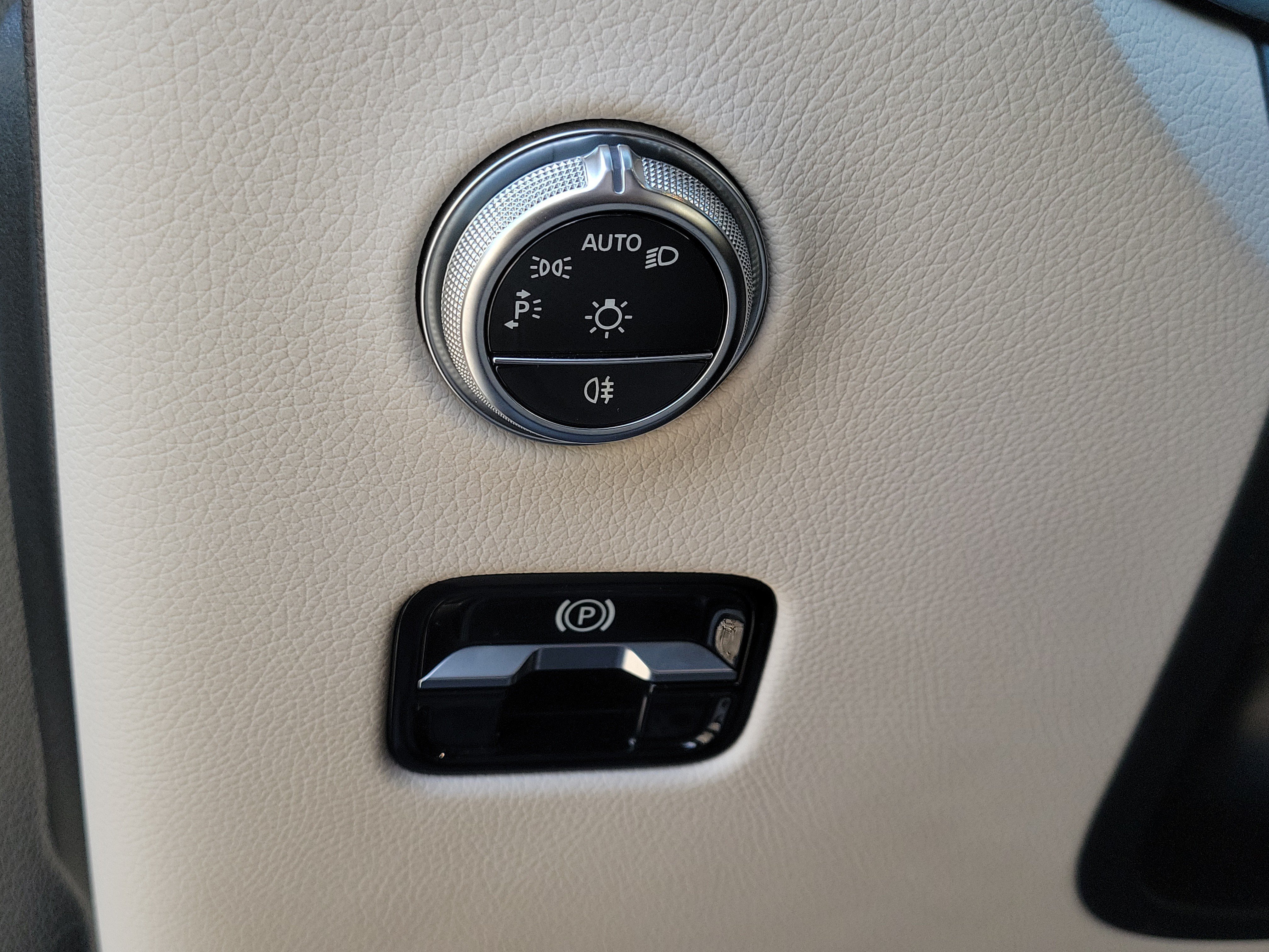 Used 2025 Polar White Mercedes-Benz GLC 300 image 21