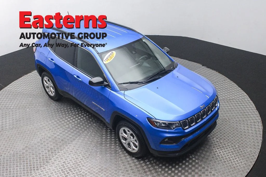 Used 2024 Blue Jeep Latitude image 3