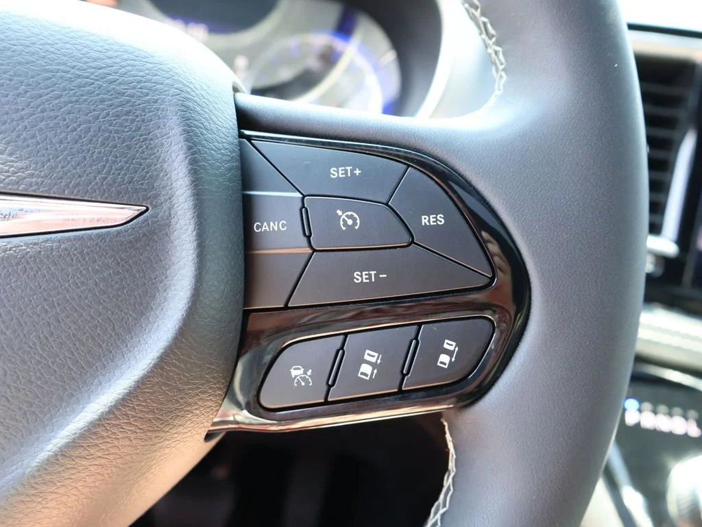 Used 2025 White Chrysler Limited image 27