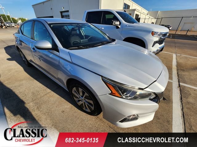 Used 2020 Silver Nissan 2.5 S image 1