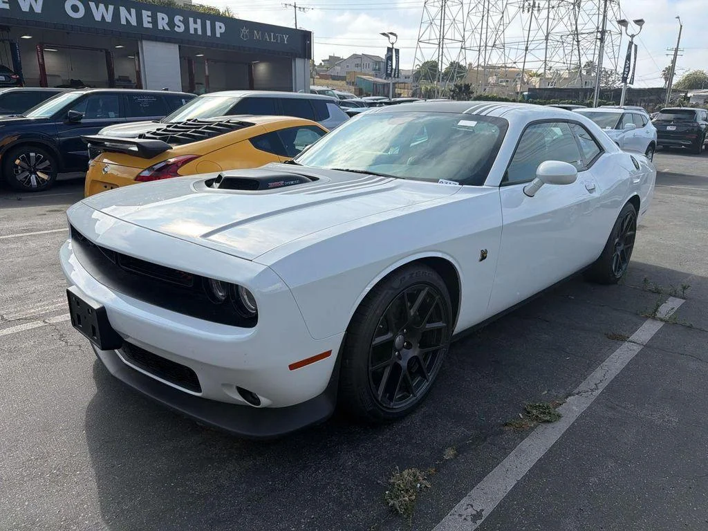 Used 2016 Bright White Clearcoat Dodge 392 Hemi Scat Pack Shaker image 1