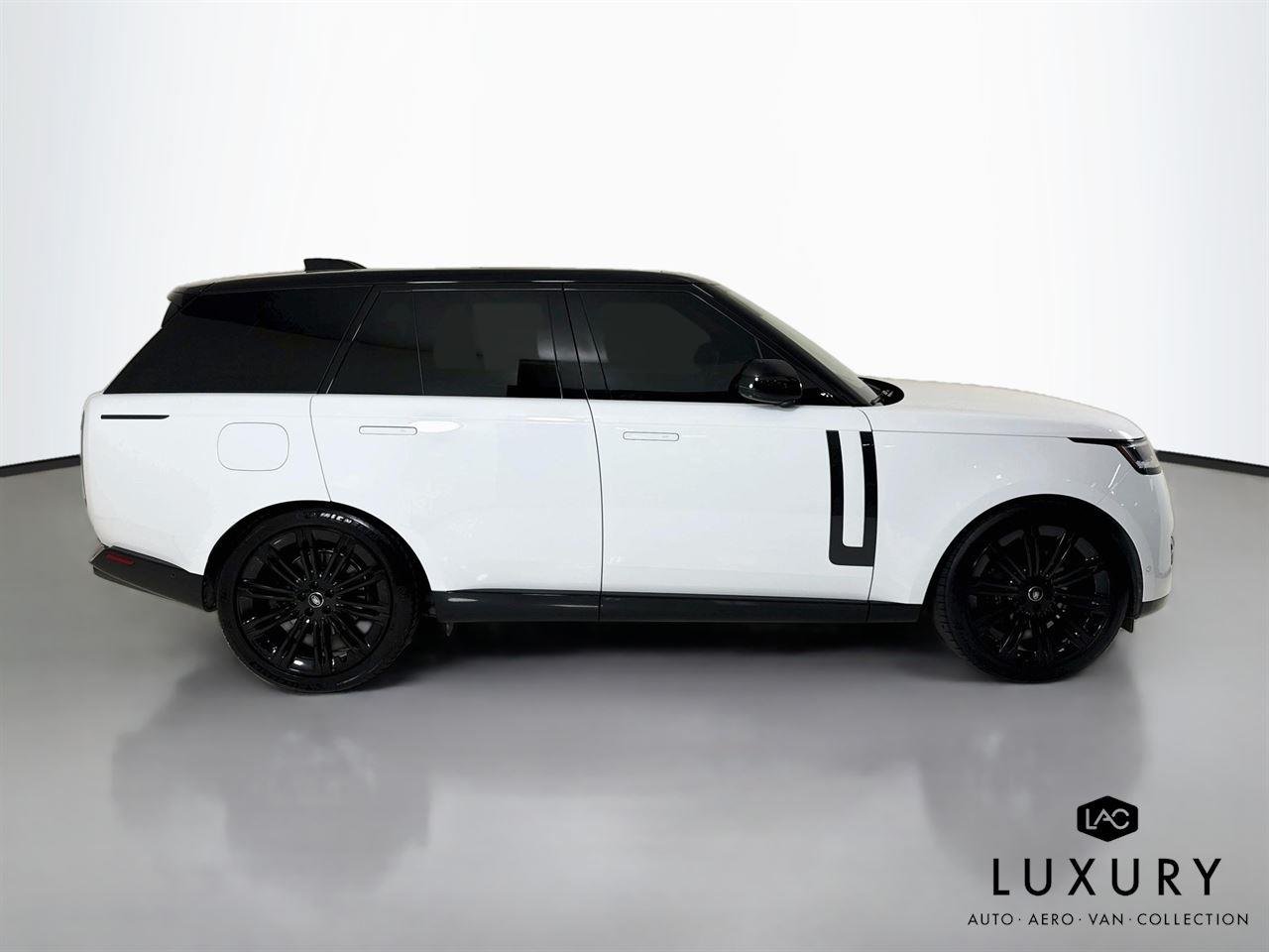 Used 2024 Fuji White Land Rover SE | Blackout Pkg | 360 Camera | Heated/Vented Seats image 5
