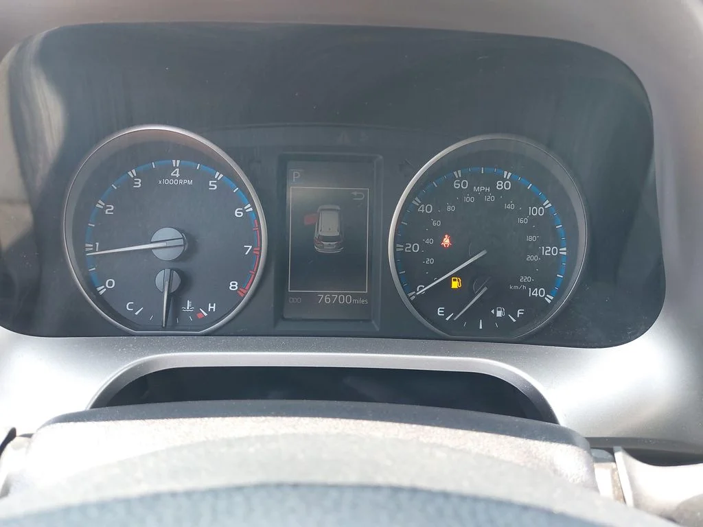 Used 2018 White Toyota LE image 18